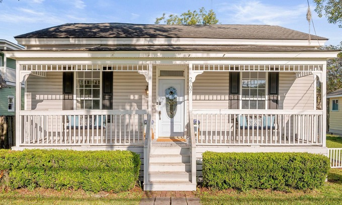 Thunderbolt House | Charming Home with King Bed Between Downtown & Beach