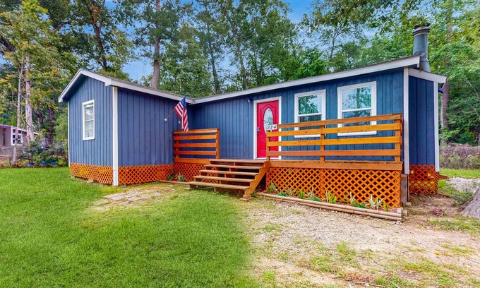 Hillister House | Charming home with wooden porch, streaming, washer/dryer, AC