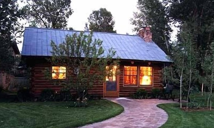 Ketchum Cottage | Charming Honeymoon Cottage