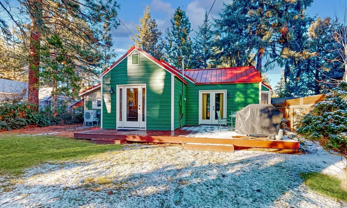 Sisters Cottage | Charming house in downtown Sisters with inviting deck