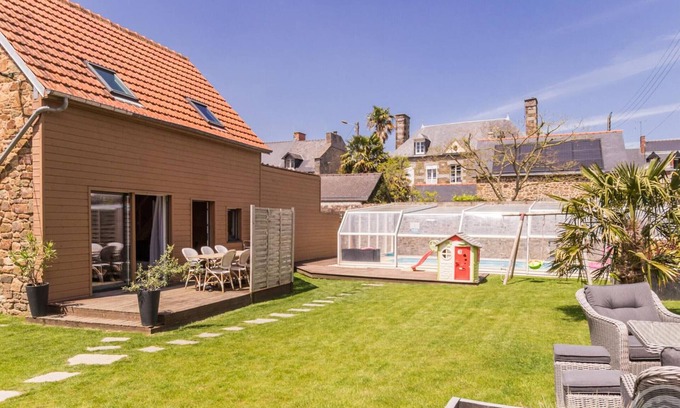 Pontorson Cottage | Charming house with shared pool in Pontorson center