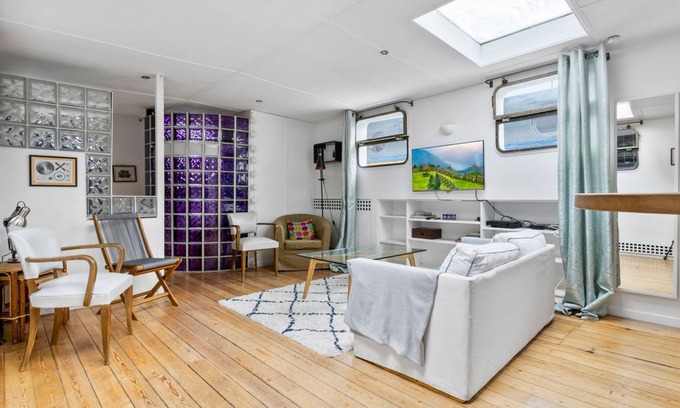 Saint-Germain-l'Auxerrois Boat Rental | Charming Houseboat in the center of Paris, large deck with stunning view!