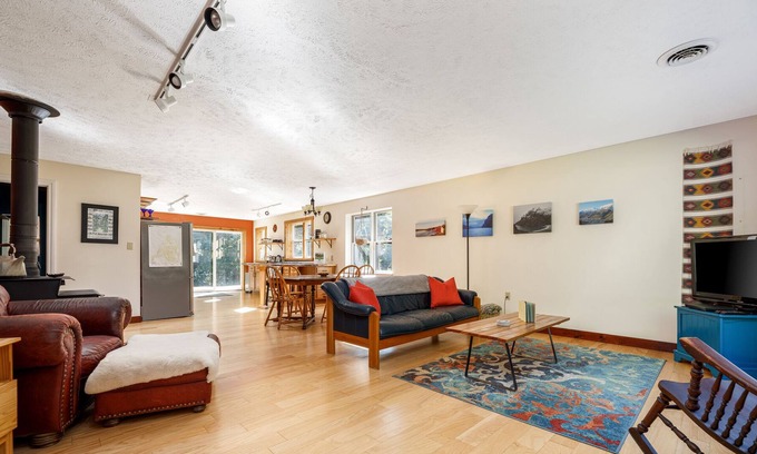 Maple City Cabin | 🍄 Charming Hygge 2BDR Cabin in Leelanau County ➠ 4889