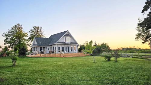 Princetown House | Charming Island Getaway