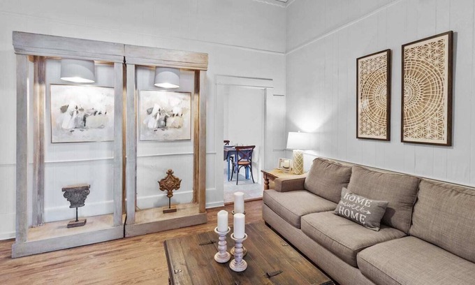 Mooringsport House | Charming Ivy Street House with porch swing