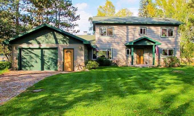 Atlanta House | Charming Lakefront home with dock, kayaks, fireplace and patio