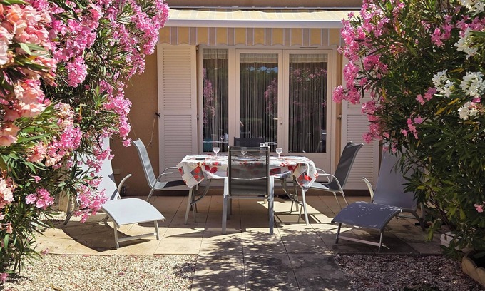 Fleury Cabin | Charming little house in residence with swimming pool.
