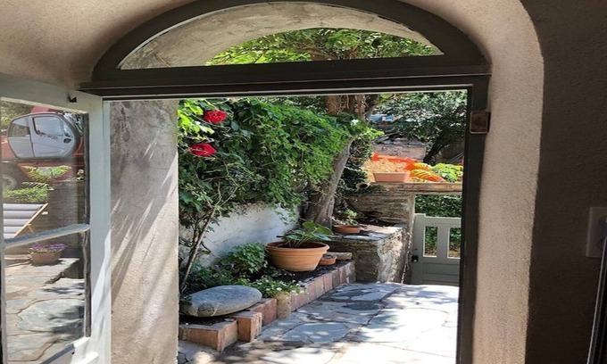 Nonza Apartment | Charming little garden apartment in village center