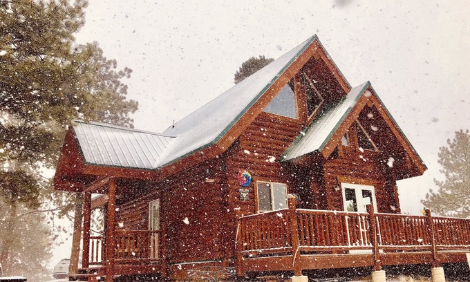 Florissant Cabin | Charming log cabin in the mountains.