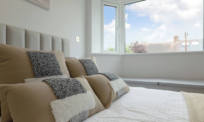 Cannon Hill Apartment | Charming London 2 BR Flat Near Wimbledon – Comfort & Convenience Combined!