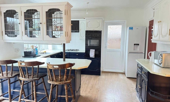 Luton House | Charming Luton Home for Families & Business Stays