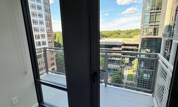 Shirlington Apartment | Charming Luxury 2BR/2BA apartment with floor to ceiling windows in Alexandria