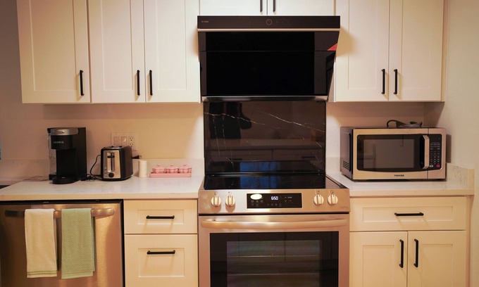 Acres Green House | Charming Luxury Remodeled 1 bed/1 bath BR1