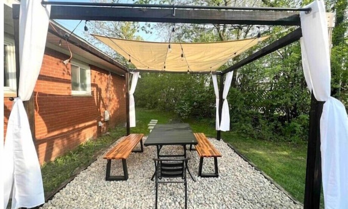 Dartmoor House | Charming Mid Century 2-Bedroom with Parking 1 Mile From The Big House & Downtown