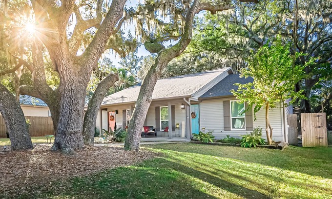 East Pensacola Heights House | Charming MidCentury Modern Retreat