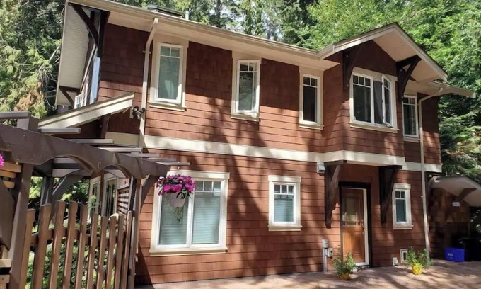 Bowen Island Apartment | Charming Nest 2BDR/2BTH - Pacific Ocean beach 800 m from this home