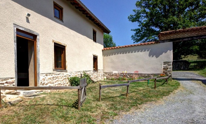 Panissieres Cottage | Charming old house with pets allowed and parking in Panissières