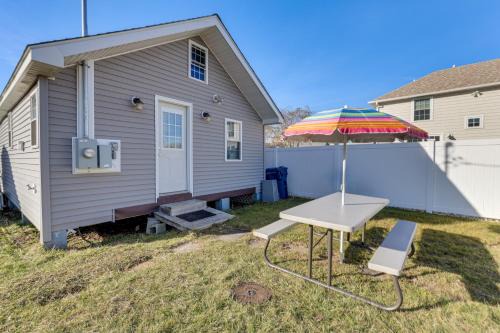 Old Lyme House | Charming Old Lyme Cottage, Steps to Private Beach!