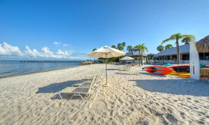 Ruskin Apartment | Charming one bedroom resort-style studio with pool and beach access