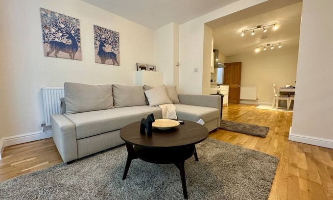 Harrow Road Apartment | Charming OneBedroom Sutherland Ave Central LondonE