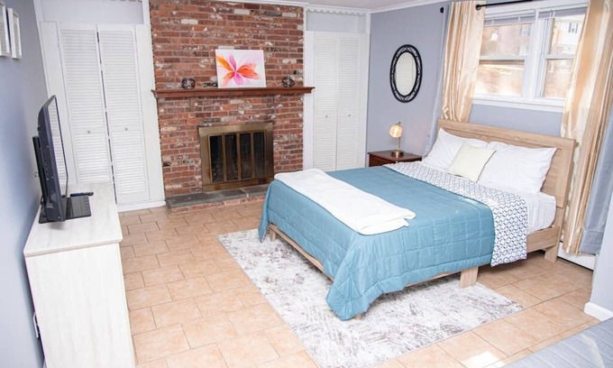 Stamford Apartment | Charming & Peaceful Apartment in Stamford!