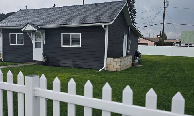 Butte House | Charming/perfectly located 2-bedroom house with WiFi in Butte.