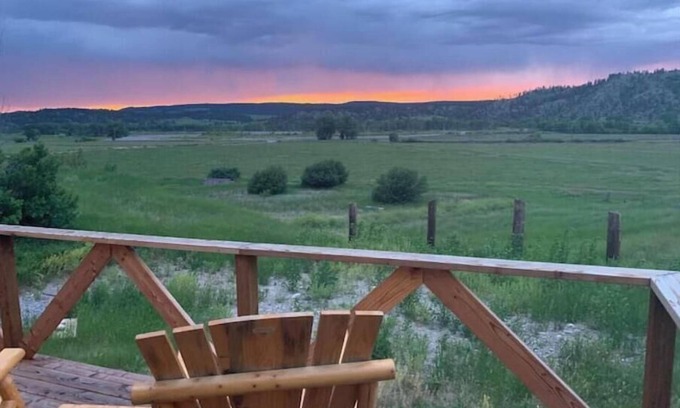 Reed Point Other | Charming, pet-friendly, 2-bedroom farmhouse in Reed Point with WiFi and AC