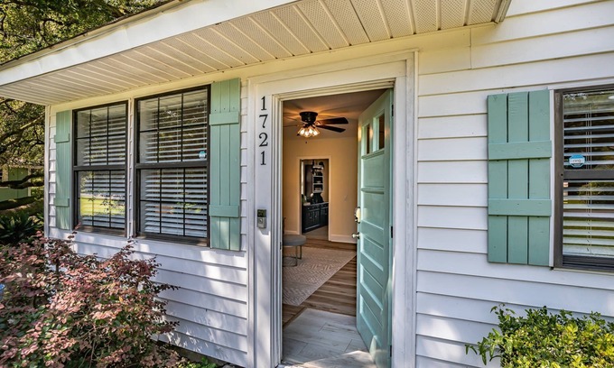 Beaufort House | Charming Port Royal Cottage: Walk to Dining, 5 Min to Parris Island, Beach & Bike Trails!