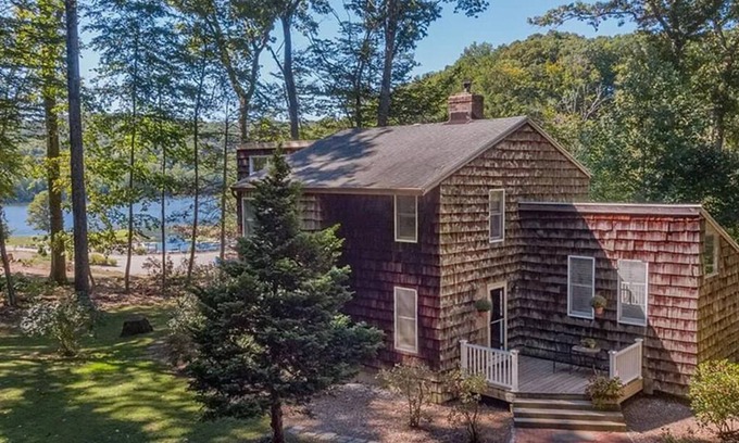 Cobalt House | Charming private home on the Connecticut River that comfortably sleeps 11 people