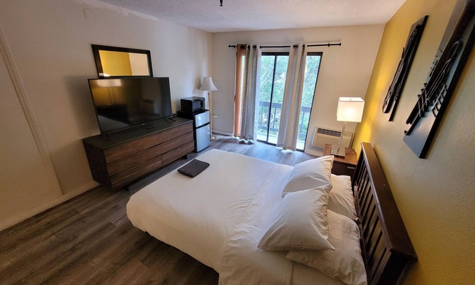 Pico - Robertson Apartment | Charming Queen Bed Unit in lovely Beverly Hills with WiFi, AC
