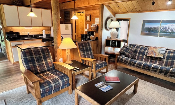 Sunriver Cabin | Charming Ranch Cabin-New Premier Pool, 20 Minutes to Mt. Bachelor Lg Common Area