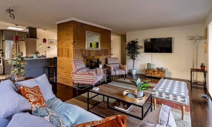 Ravenna House | Charming Ravenna home at a great location - close to restaurants, shops, parks.