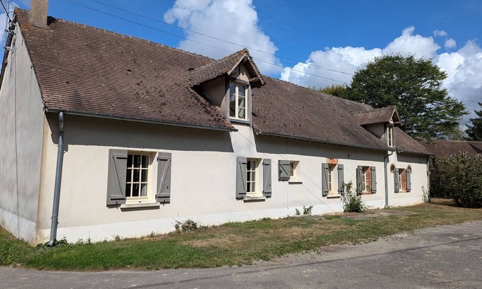 Coullons Cottage | Charming Renovated Farmhouse with Garden near Gien