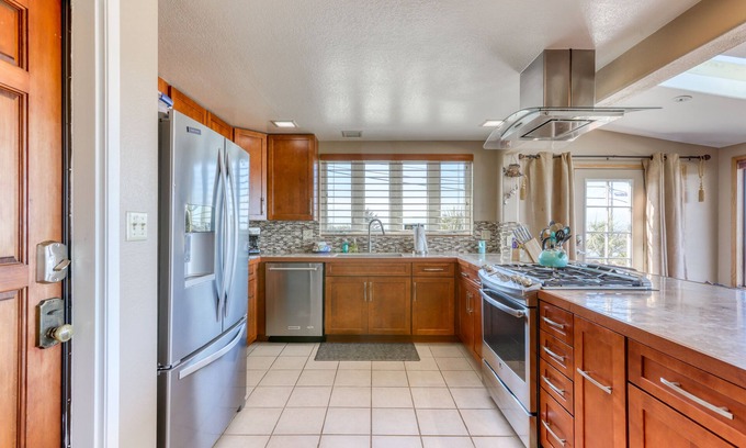 Humboldt Hill House | Charming retreat with sweeping views of the bay and ocean Private BBQ/patio