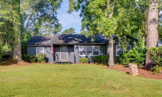 Valdosta House | Charming Retreat with a Fully Equipped Kitchen, Deck, and Easy Access to Parks