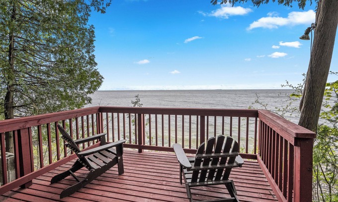 Sturgeon Bay Cabin | Charming Retro cabin- Waterfront and Screened in Porch- Nostalgic!