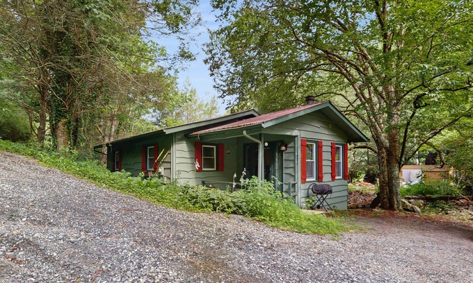 Bamboo House | Charming Riverfront 2BR house with Full Kitchen and Wifi | Dog-Friendly