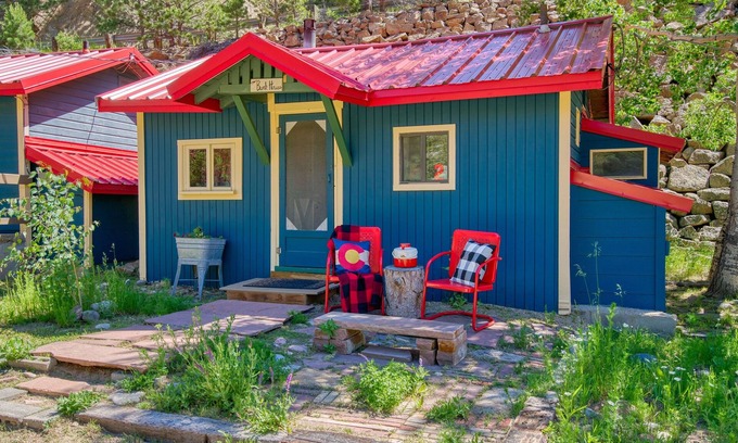 Lyons Cabin | Charming Riverside Studio — Couples’ Getaway