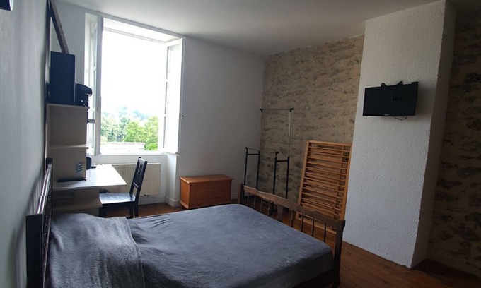 Laroque-des-Arcs Bed & Breakfast | Charming room overlooking the Lot