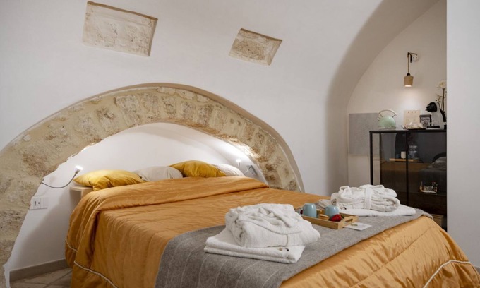 Old Town Apartment | Charming room of about 40 square meters, ideal for two people, located on the ground floor of a historic building (there is a small step at the entrance). Furnished with taste and attention to detail, it offers a warm and suggestive atmosphere, embellish