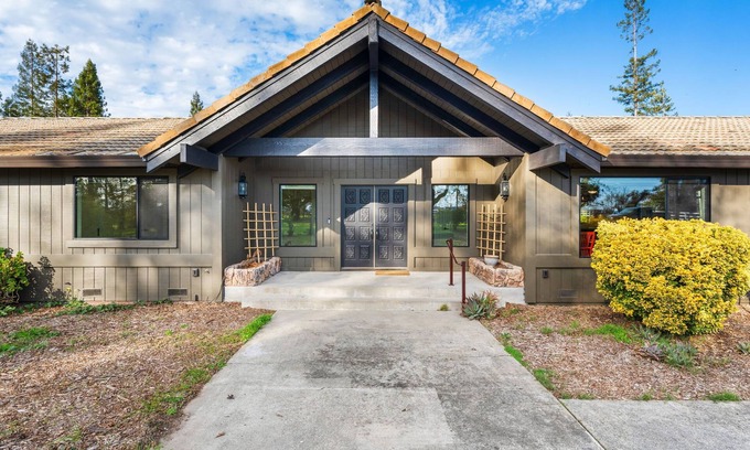 Santa Rosa House | Charming Sebastopol Flower Farm Stay
