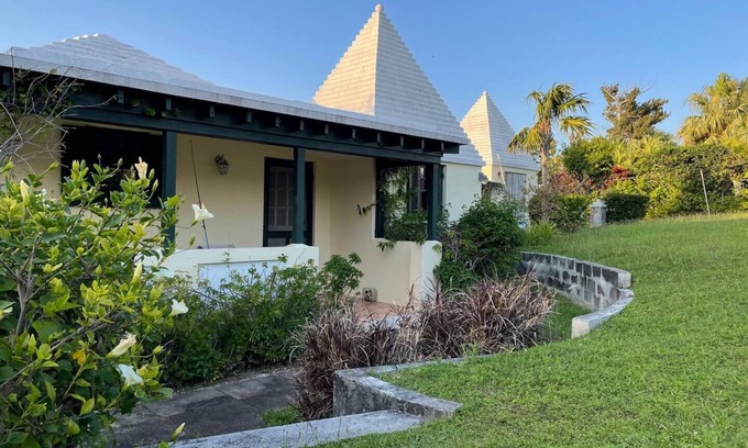 Sandys Cottage | Charming Secluded Garden Setting cottage with WiFi and AC in lovely Sandys