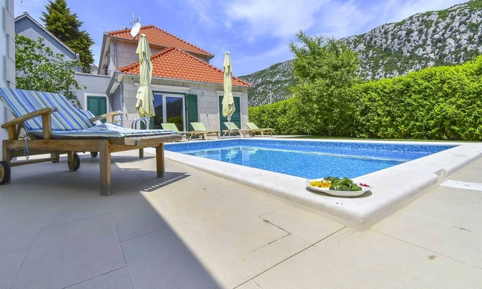 Tucepi Villa | Charming serene 3-BR pet-friendly Villa for 6 with pool