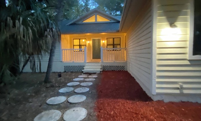 Stuart House | Charming SFH 3/2 Private house with WiFi, AC in tranquil Stuart