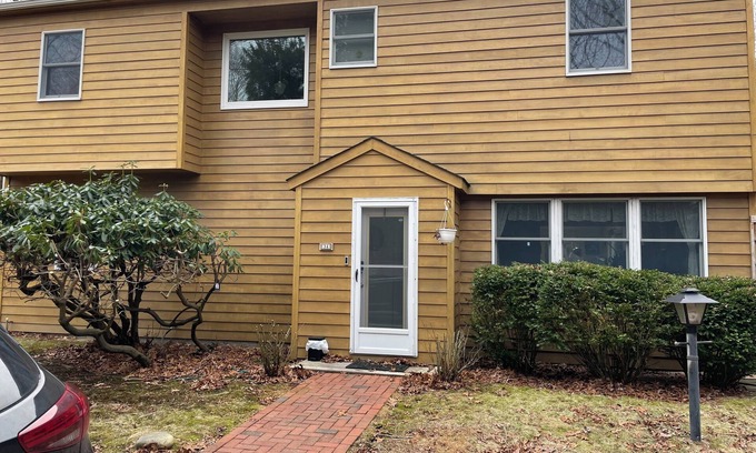 Clearwater Beach House | Charming Six Bedroom House Minutes Away from the East Hampton Beaches