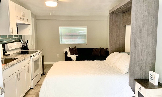 Southside Apartment | Charming Southside Studio - Centrally Located