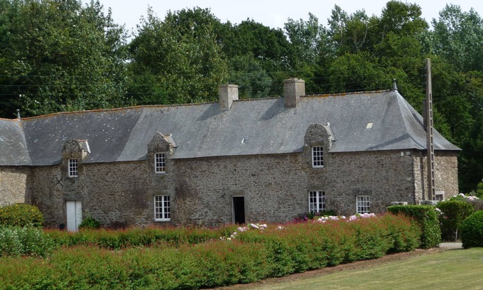 Saint-Malo House | Charming Space and Calm Family House 5 1/2 bedrooms in very large garden