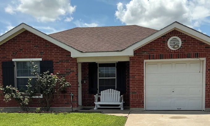 Brownsville House | Charming & Spacious 4-bedroom homr with AC, WiFi, Lots of Parking in Brownsville