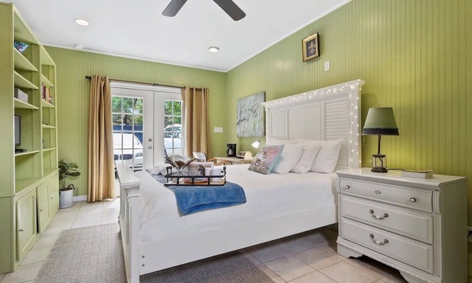 Carrollton Apartment | Charming studio down the block from Tulane