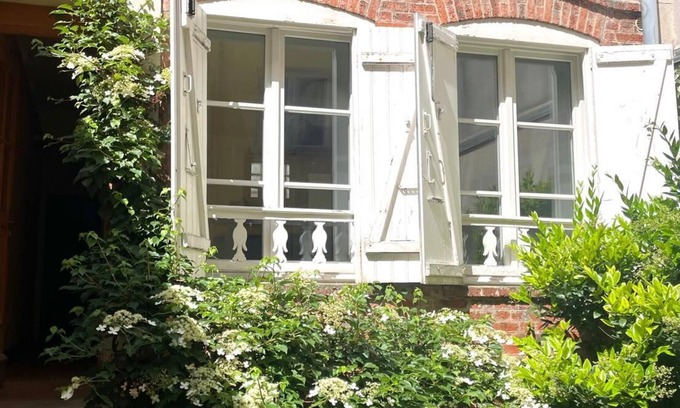 Saint-Fargeau Apartment | Charming studio on courtyard - 20th